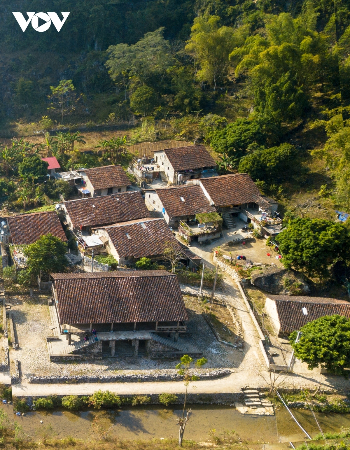 Situated approximately 80 km away from Cao Bang, the stone village can be found in Khuoi Ky village of Dam Thuy commune in Trung Khanh district.
