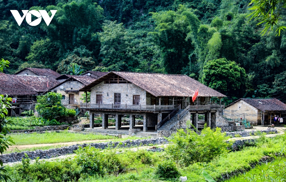 The roofs of the stilt houses are covered with yin and yang tiles, an effect which gives the houses on stilts a rare antique look in Khuoi Ky Cao Bang stone village.