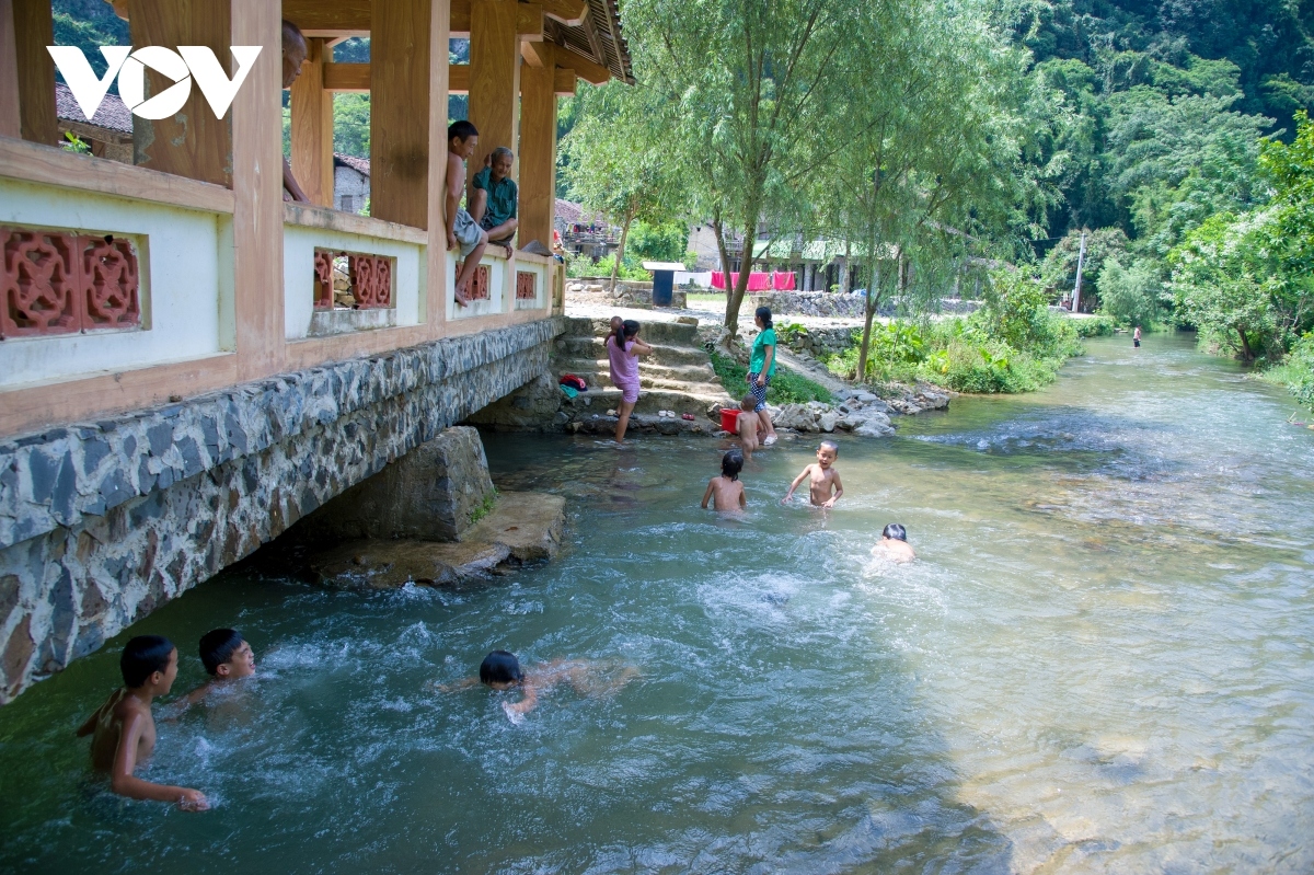 Solid stone walls are also formed by using stones of various sizes and stacking them together.