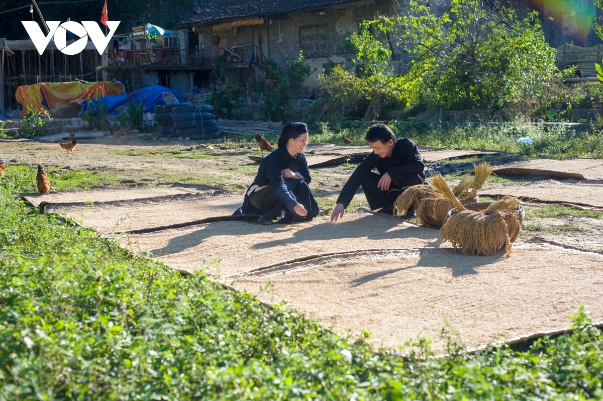 A peaceful space can be found in front of the stone stilt house of the Khuoi Ky people.