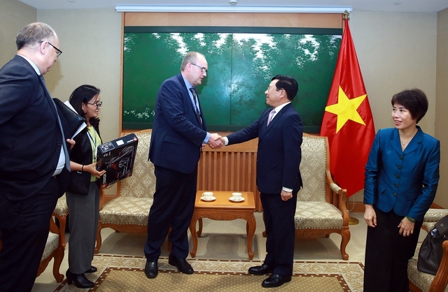 Deputy PM Pham Binh Minh (R) receives LEGO Group Chief Operations Officer Carsten Rasmussen in Hanoi on May 11. (Photo: VGP)