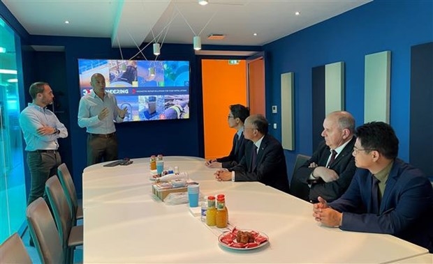 The delegation of the Vietnamese Embassy in Monaco visits 3X Engineering Group - a Monaco enterprise that has long-term cooperation with Vietnam (Photo: VNA)