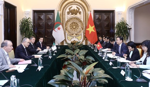 Vietnamese and Algerian officials at the third political consultation in Hanoi on May 27 (Photo: VNA)