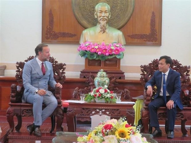 Vice Chairman of the Can Tho People’s Committee Nguyen Ngoc He (R) and the Dutch Consul General in Ho Chi Minh City, Daniel Stork