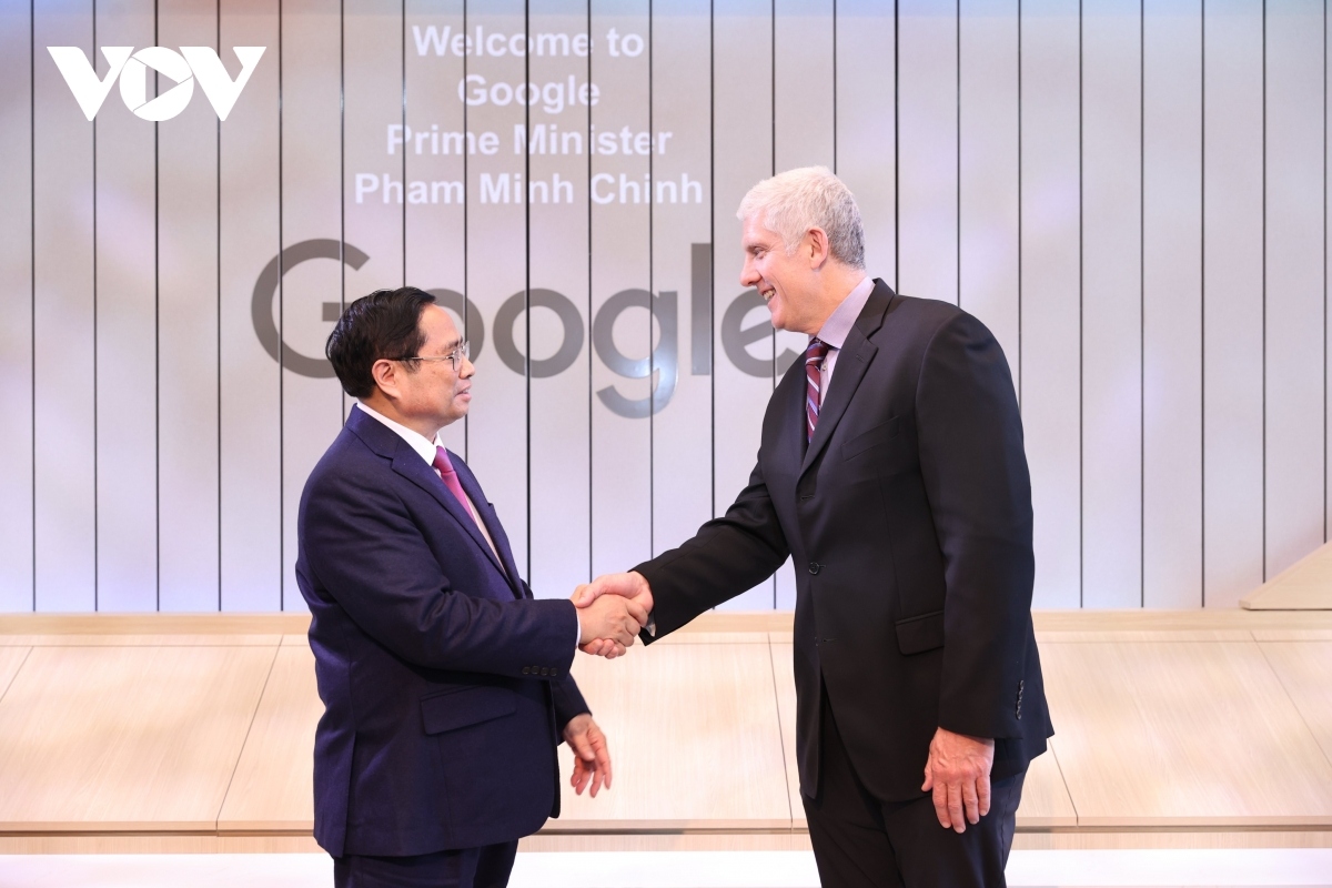 Rick Osterloh, senior vice president of Devices and Services at Google and PM Pham Minh Chinh