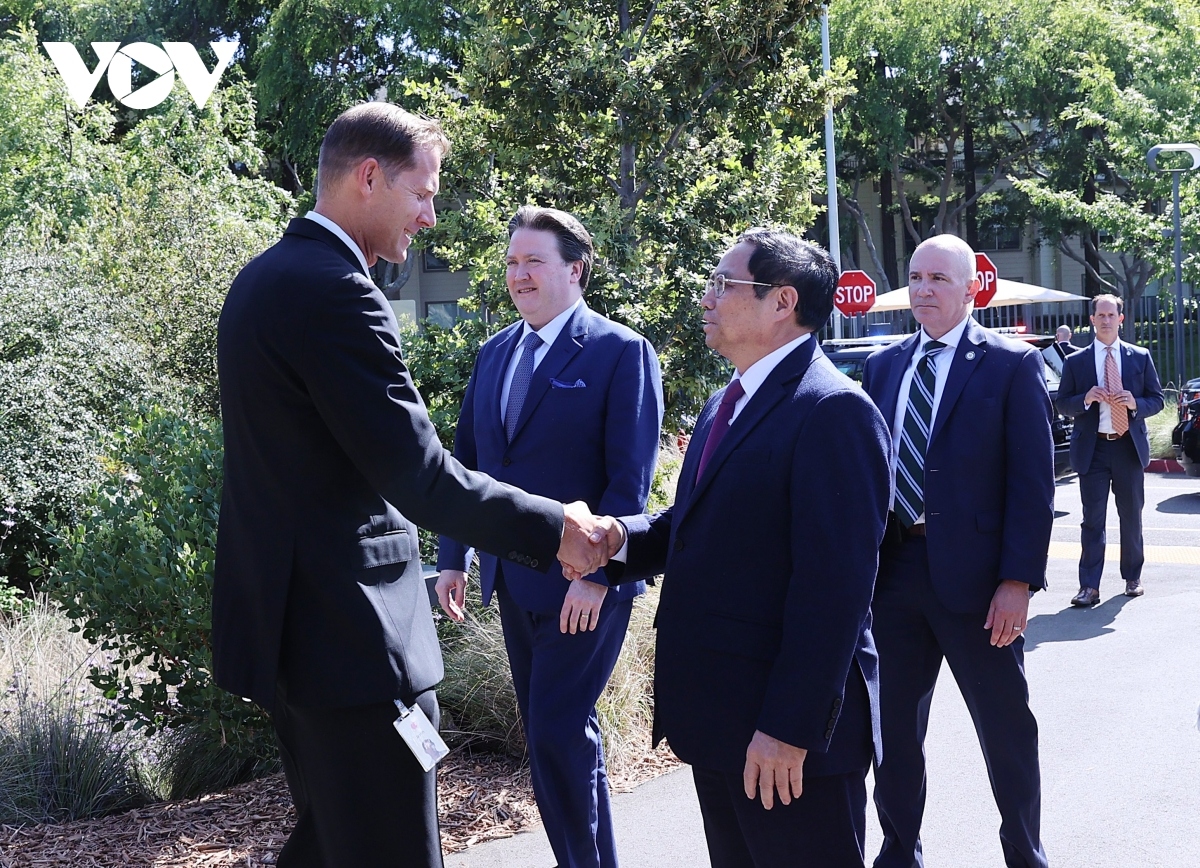 Tim Cook, CEO of Apple welcomes PM Pham Minh Chinh.