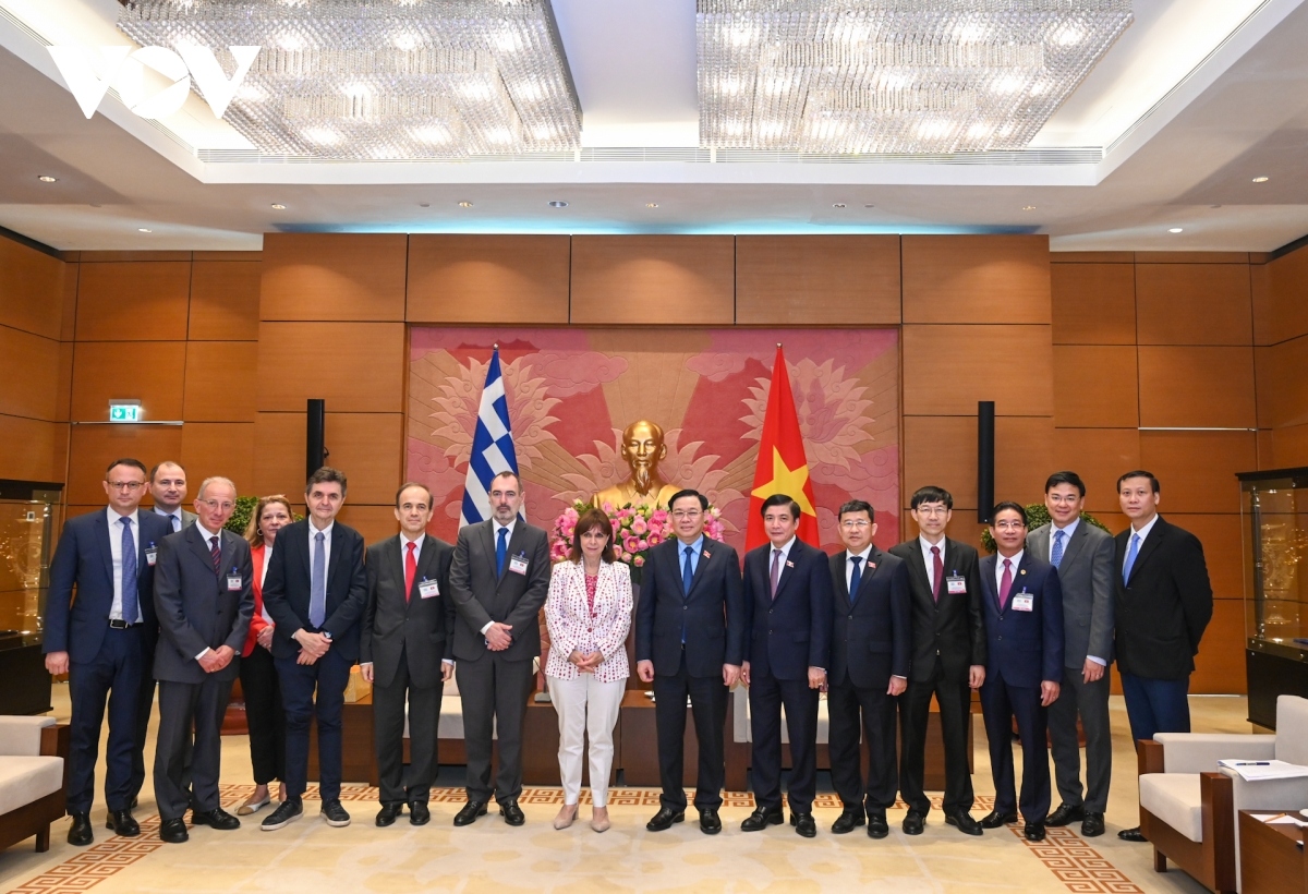 Delegates pose for a group photo.