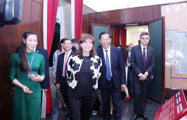 Greek President Katerina Sakellaropoulou and her entourage visit Reunification Palace in Ho Chi Minh City. (Photo: VNA)