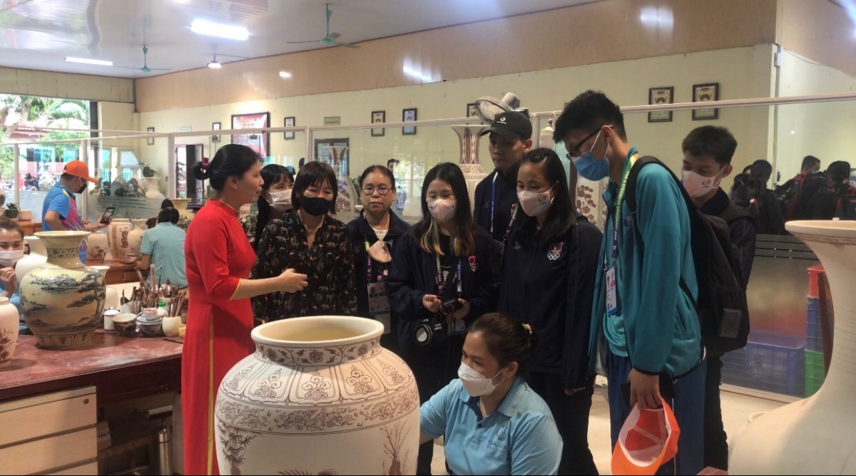 The special visitors have the chance to learn more about the process of making Chu Dau pottery.