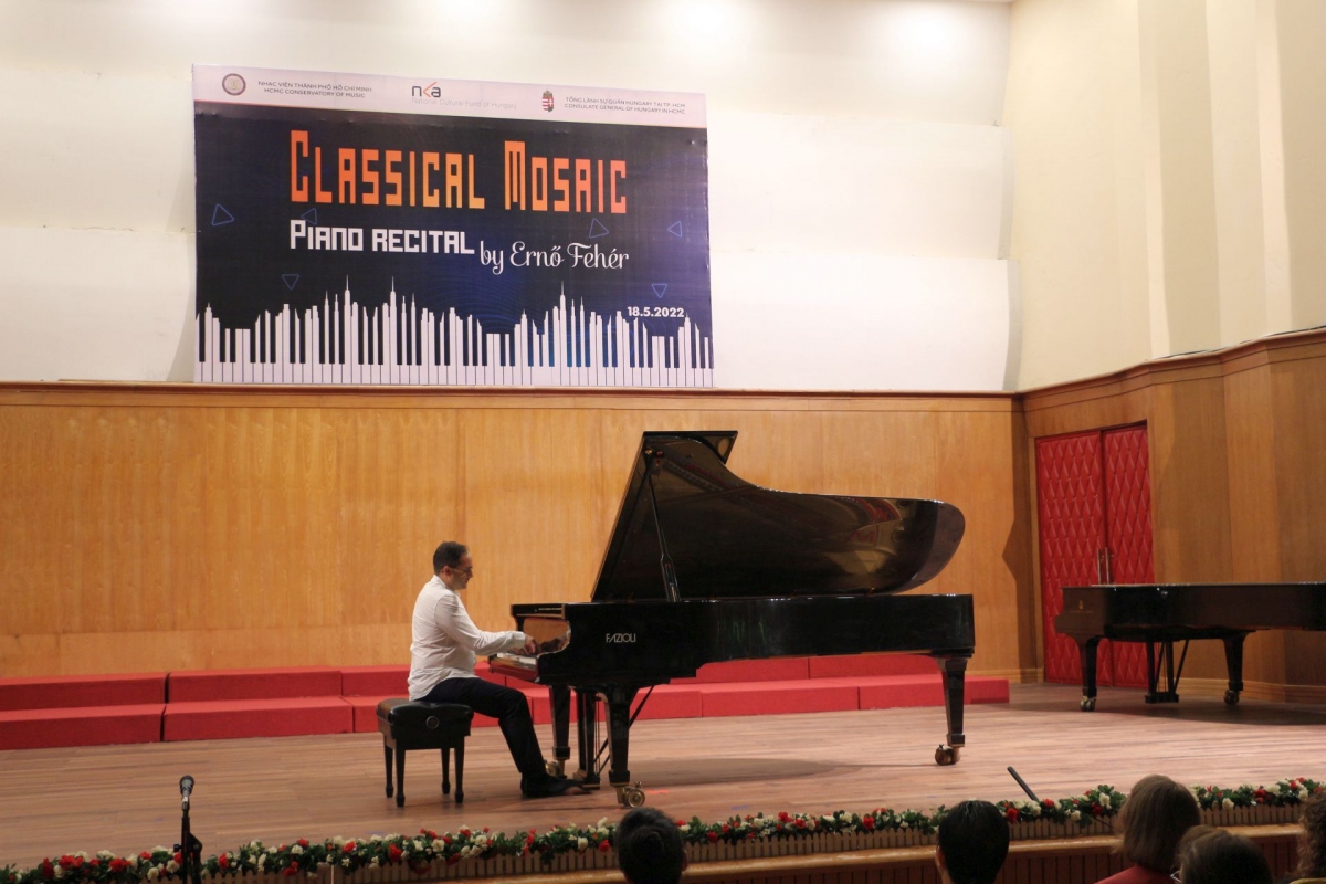 Ernő Fehér dazzles the audience with his incredible and light-hearted technique - Photo: Courtesy of Consulate General of Hungary in HCM City
