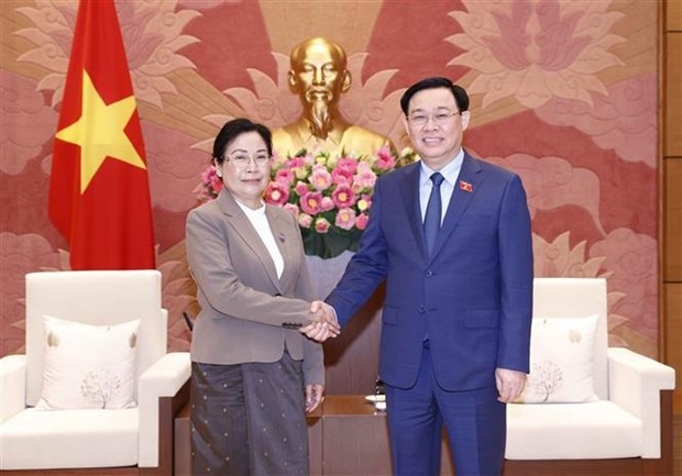 NA Chairman Vuong Dinh Hue (R) meets with President of the Lao People’s Supreme Court Viengthong Siphandone on May 12. (Photo: VNA)