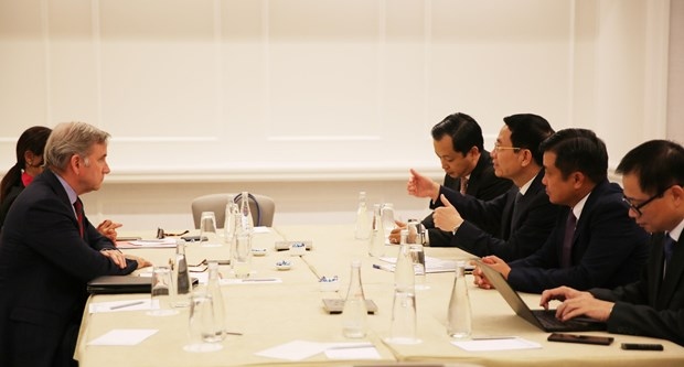 The meeting between Minister of Information and Communications Nguyen Manh Hung and Alex Rogers, President of Qualcomm Technology Licensing and Global Affairs. (Photo: vietnamnet.vn)
