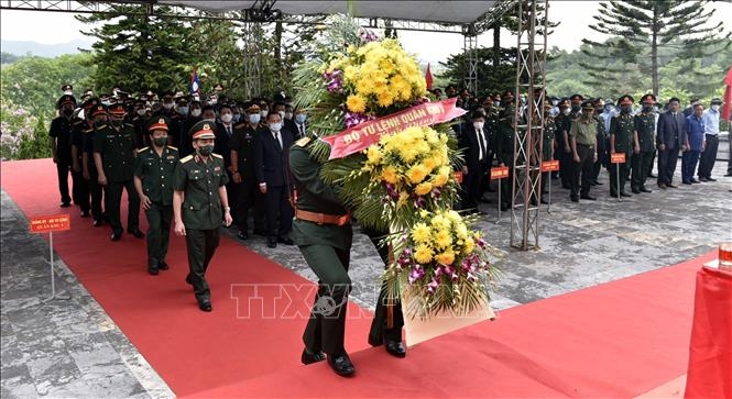 Payng tribute to the martyrs. (Photo: VNA)