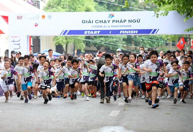 A Francophone running tournament entitle “Elle Peut!”  (She can!)  takes place at Hoan Kiem Lake in downtown Hanoi on May 21 (Photo: VNA) 