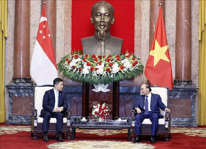State President Nguyen Xuan Phuc (R) receives Tan Chuan Jin, Singapore parliament speaker in Hanoi on May 19. (Photo: VNA)