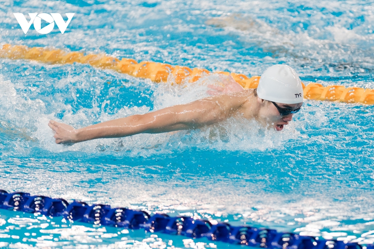 In swimming competitions Vietnamese swimmers have performed beyond expectations. The Vietnamese swimming team wins a total of 11 gold, 11 silver, and three bronze medals, thereby ranking second in the medal table. The Singaporean team ranks first in this sport, with 21 golds, 11 silvers, and 12 bronzes.