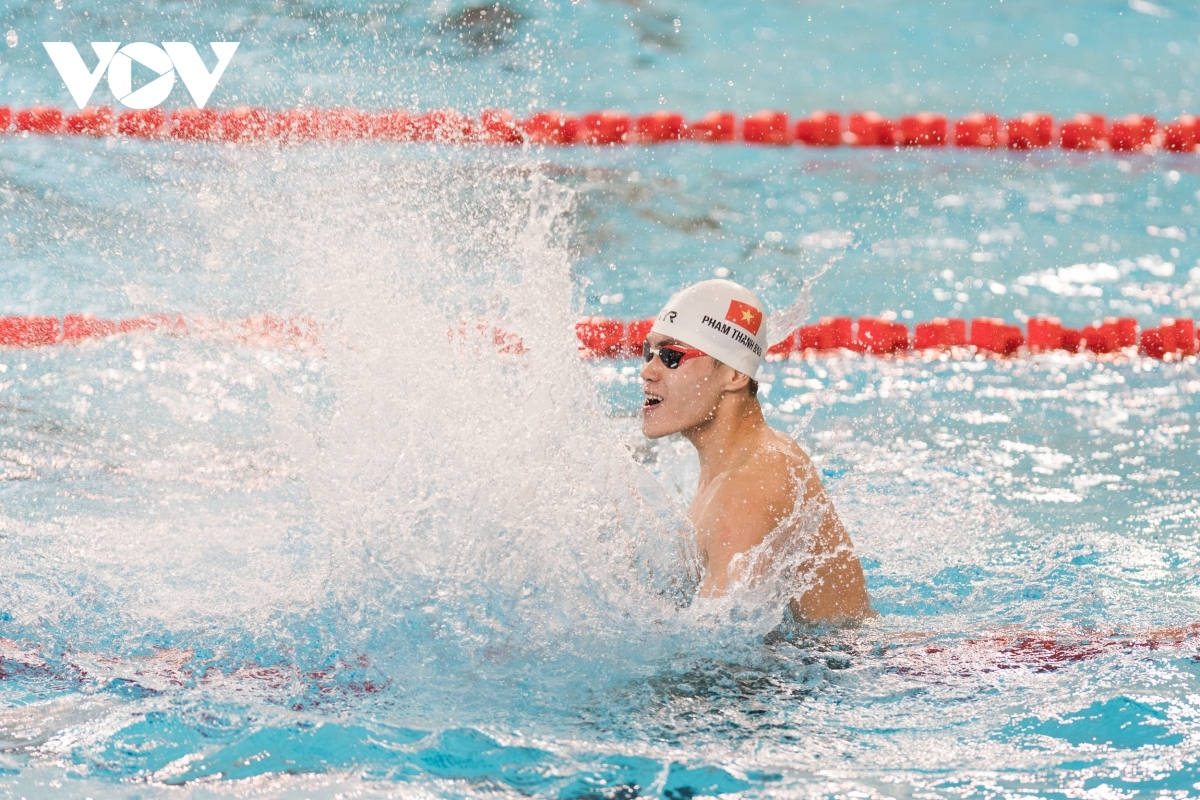 Pham Thanh Bao becomes the first Vietnamese swimmer to win gold in 100m breaststroke event.