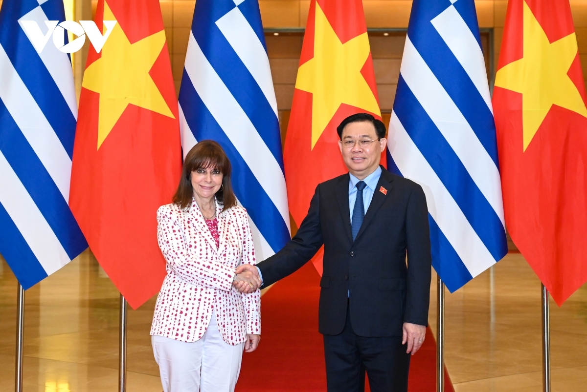 National Assembly (NA) Chairman Vuong Dinh Hue welcomes visiting Greek President Katerina Sakellaropoulou.