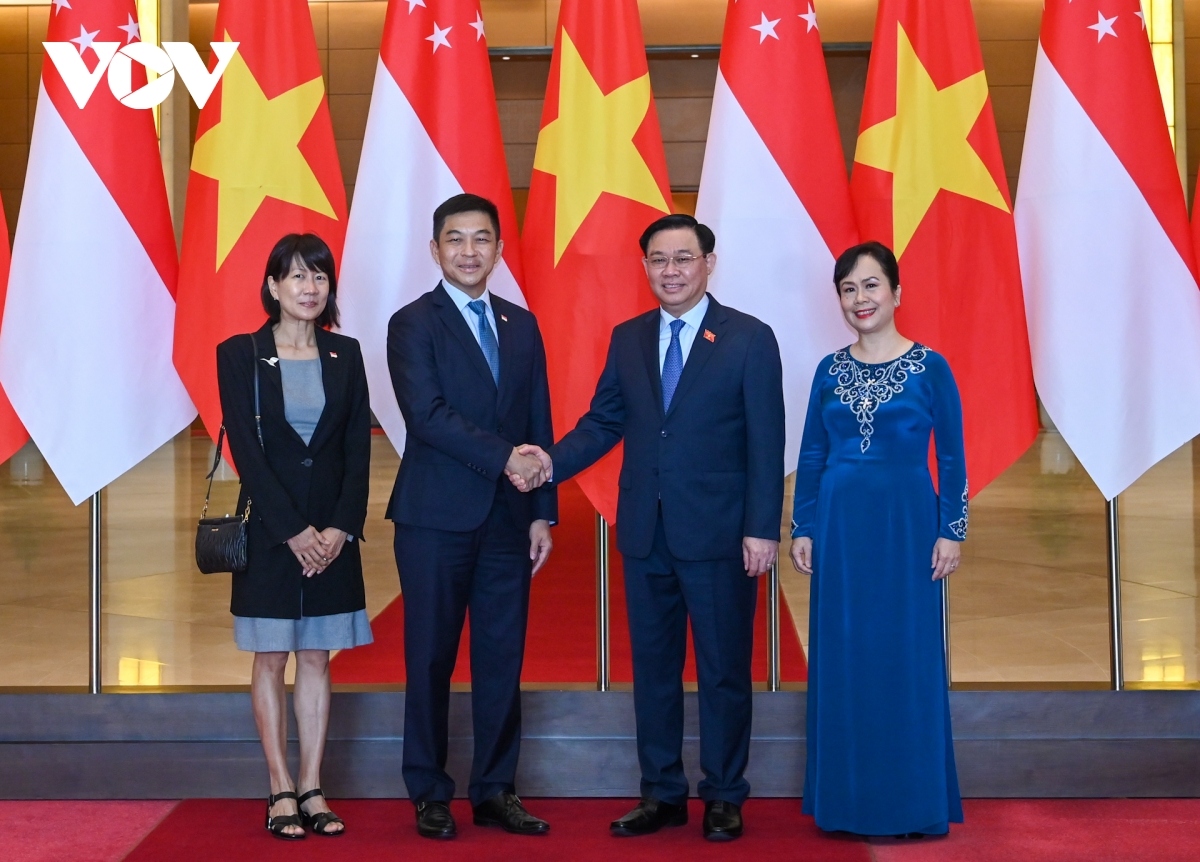 NA Chairman Vuong Dinh Hue and his wife welcome their Singaporean counterparts.