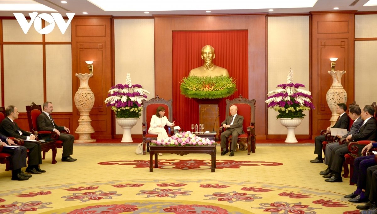 Party General Secretary Nguyen Phu Trong (R) hosts Greek President Katerina Sakellaropoulou