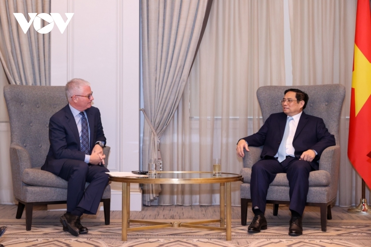 PM Pham Minh Chinh (R) meets with CEO of Warburg Pincus Charles Kaye (L)