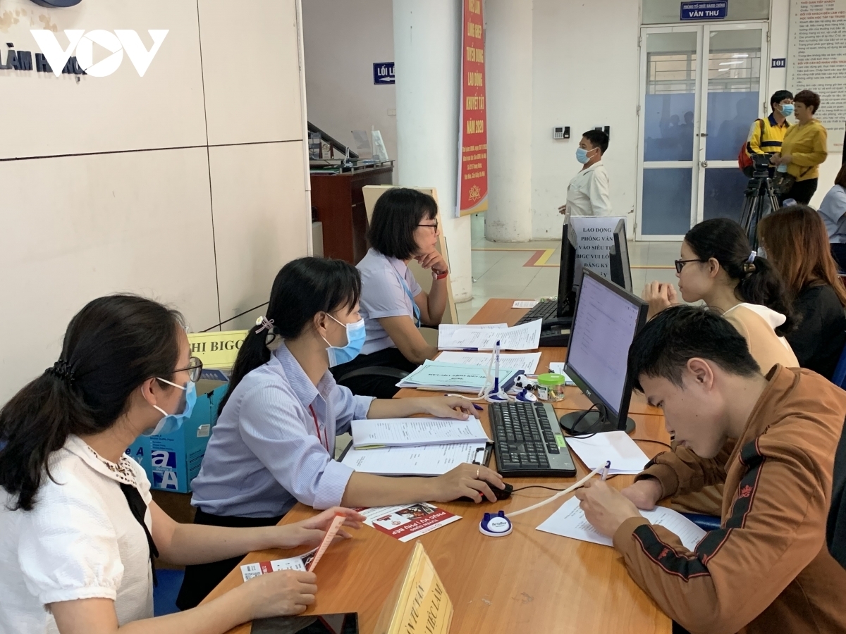  Local jobseekers attend Hanoi's job fair. 