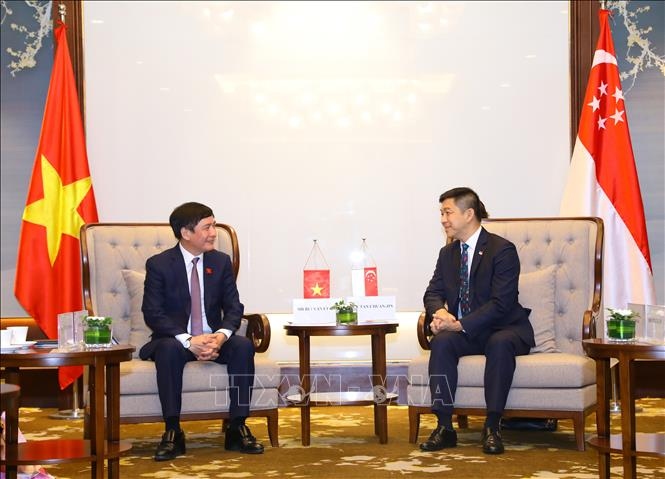 Parliament Speaker Tan Chuan-Jin (R) receives chairman of the Vietnam - ASEAN Friendship Parliamentary Group Bui Van Cuong in Hanoi. (Photo: VNA).