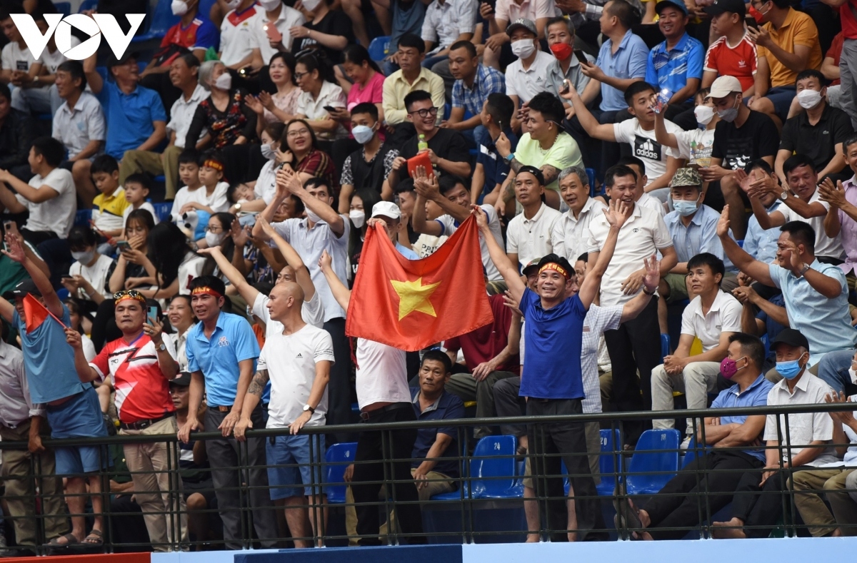 Thousands of fans gather at Gia Lam Competition Hall to support local wrestlers on the final competition day on May 19.