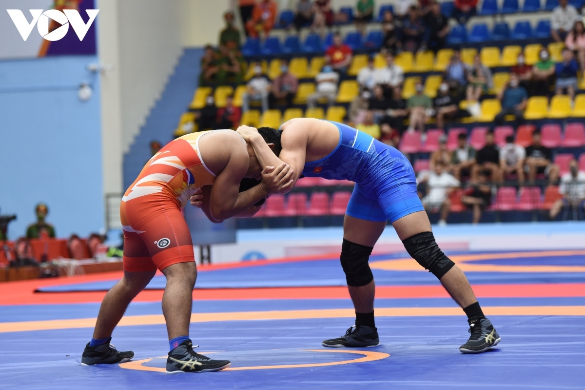Elsewhere, Vietnamese wrestler Can Tat Du faces off against a contender from the Philippines in the 74kg category.