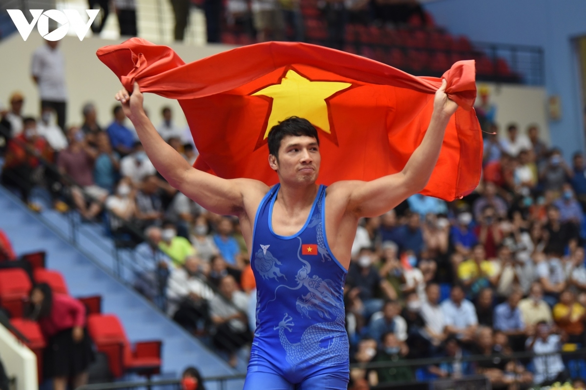 The Vietnamese national flag continues to be waved on the stage following consecutive wins for local wresters.