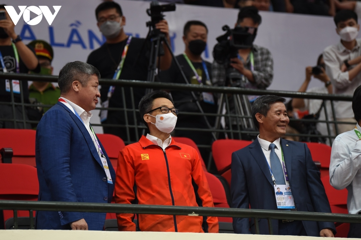 Deputy Prime Minister Vu Duc Dam (C) gives medals to winners in the wrestling events.