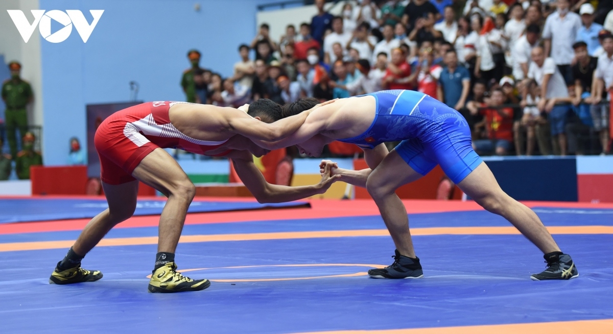 Local wrestler Phung Khac Huy takes on a Cambodian rival in the 57kg category.