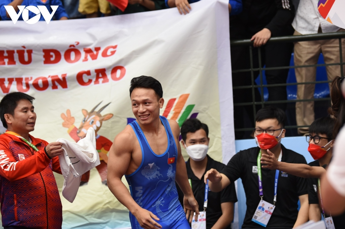 Wrestler Nguyen Xuan Dinh shows his confidence ahead of the final round.