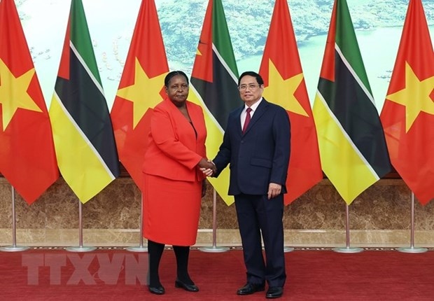 Prime Minister Pham Minh Chinh (R) and President of the Mozambican Assembly Esperanca Laurinda Francisco Nhiuane Bias (Photo: VNA)