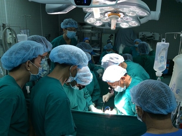 Doctors at Cho Ray Hospital perform an organ transplant. (Photo courtesy of the hospital)