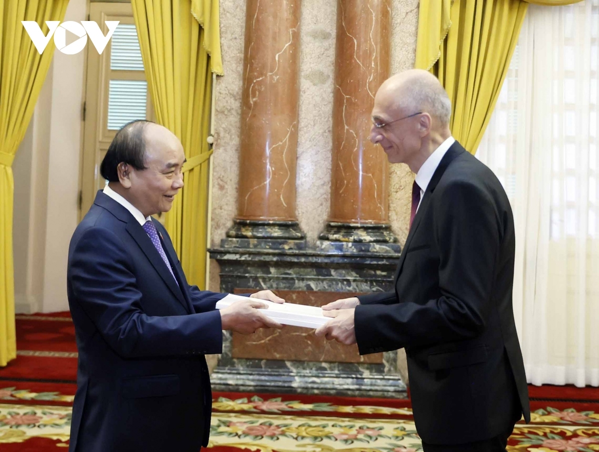 President Nguyen Xuan Phuc (L) and Croatian Ambassador Ivan Velimir Starcevic