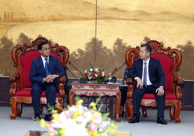 Secretary of the Da Nang Municipal Party Committee Nguyen Van Quang (R) meets with Secretary of the Party Committee and Governor of Sekong province of Laos Leklay Sivilay on June 9. (Photo: VNA) 