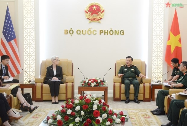 Deputy Minister of National Defence Sen. Lt. Gen. Hoang Xuan Chien (right0 and US Deputy Secretary of State Wendy Sherman. (Photo: VNA)