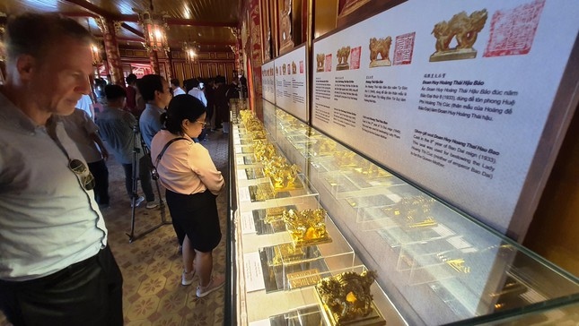 The organisation of the exhibition is to mark the 40th founding anniversary of the Hue Monuments Conservation Centre.