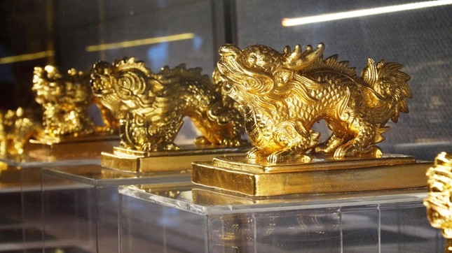 The exhibition displays 32 gilded ceramic seals based on Nguyen Dynasty Gold Seal specimens.