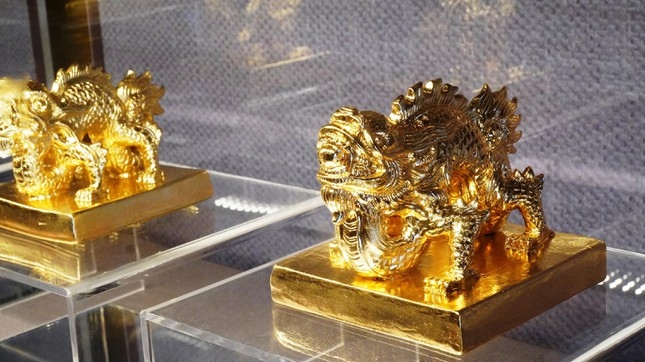 These copies of the gold seals have been made by People's Artist Tran Do from the renowned Bat Trang pottery craft village in Hanoi.