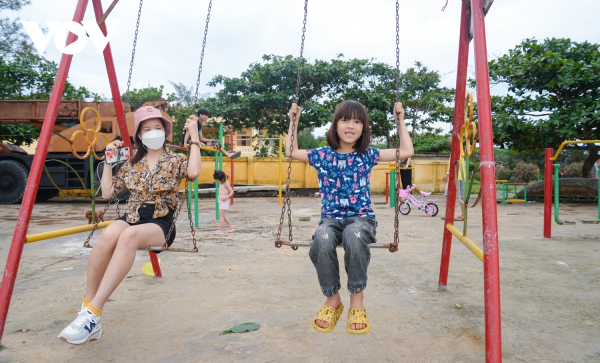 The island also houses schools, a healthcare centre, a cultural house, and parks.