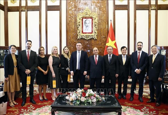 President nguyen Xuan Phuc and Azerbaijan Ambassador Anar Lachin oglu Imanov and other officials of the two countries pose for a group photo. (Photo: VNA)