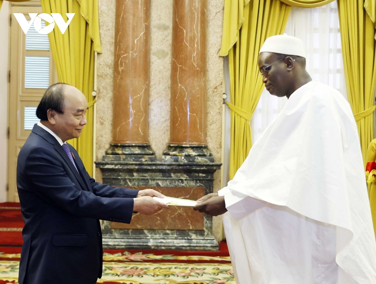 President Nguyen Xuan Phuc (L) and Senegalese Ambassador Abdoulaye Barro.