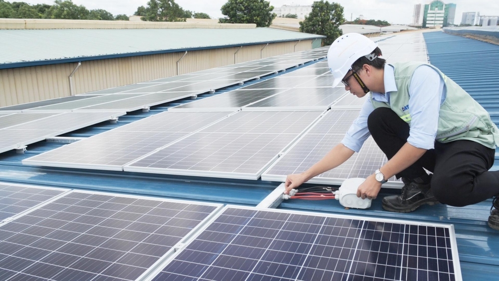 Installing solar panels in Vietnam. (Photo: congthuong.vn)