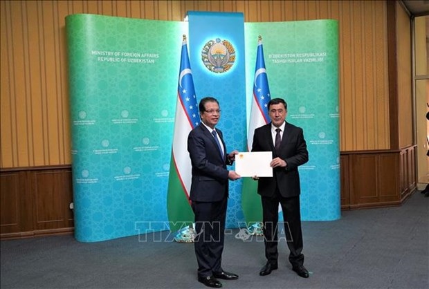 Vietnamese Ambassador Dang Minh Khoi (left) a letter of credentials to Uzbekistan's acting Minister of Foreign Affairs Vladimir I. Norov. (Photo: VNA)