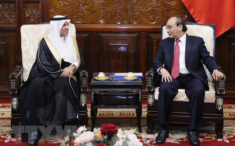 State President Nguyen Xuan Phuc (R) receives outgoing Saudi Arabia Ambassador Saud AlSuwelim in Hanoi on June 23. (Photo: VNA)
