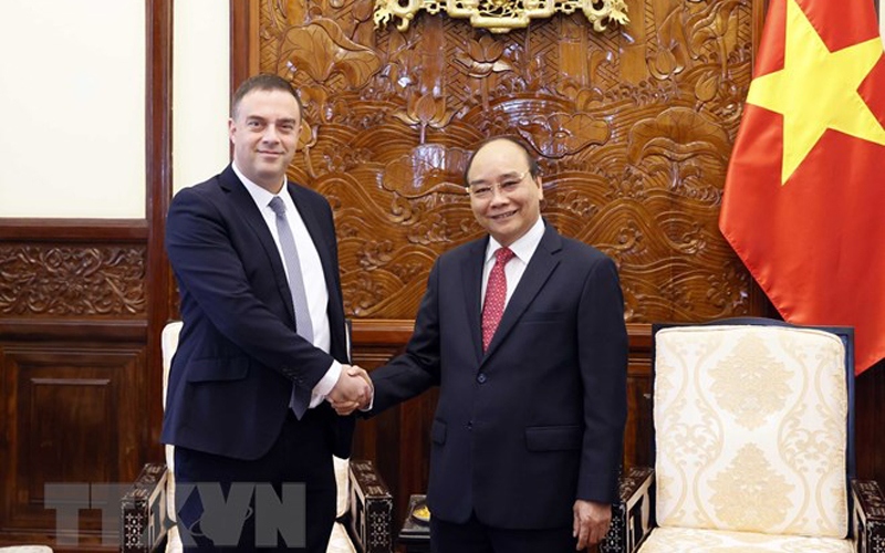 Israeli Ambassador Nadav Eshcar (L) bids farewell to President Nguyen Xuan Phuc in Hanoi on June 23. (Photo: VNA)