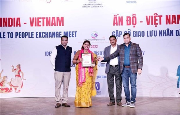 An Indian businesswoman receives BRIA 2022 Vietnam Award