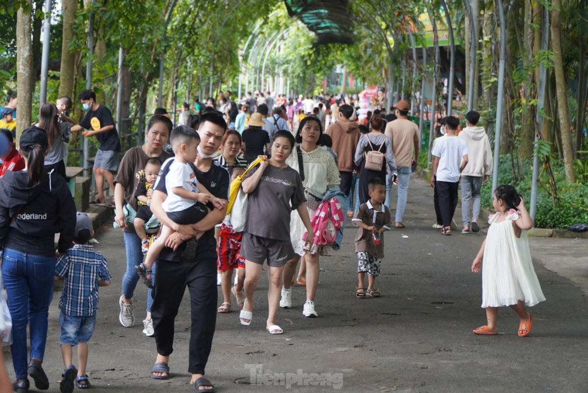 The Saigon Zoo and Botanical Gardens attracts an increasing number of visitors during the afternoon.